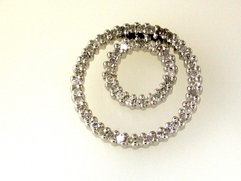 DIAMOND CIRCLE PENDANT