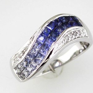 SAPPHIRE & DIAMOND RING
