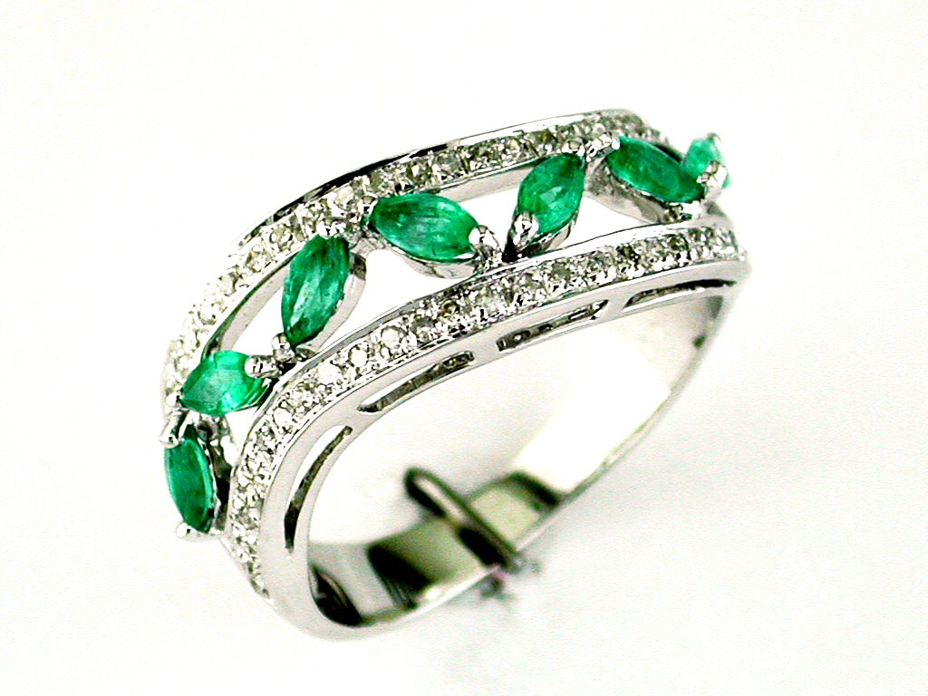 EMERALD & DIAMOND RING