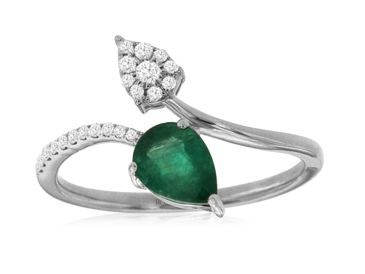 EMERALD & DIAMOND RING