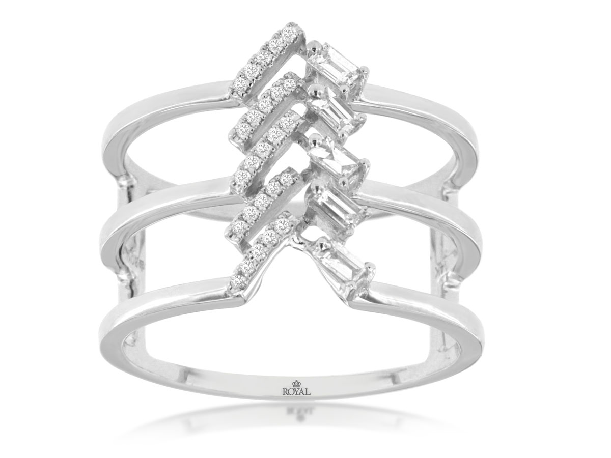 LADIES' DIAMOND RING